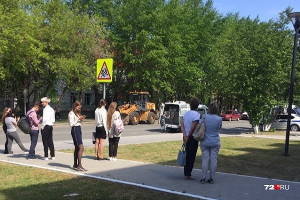 Всех вывели из здания на улицу за короткое время Всех вывели из здания на улицу за короткое время