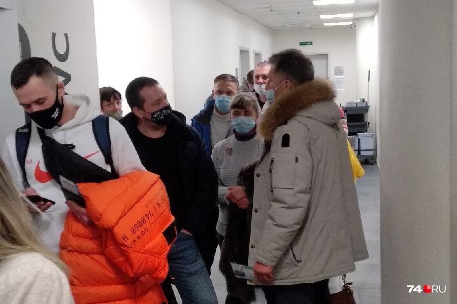 Люди толпятся в аэропорту, но их попросили на выход Люди толпятся в аэропорту, но их попросили на выход
