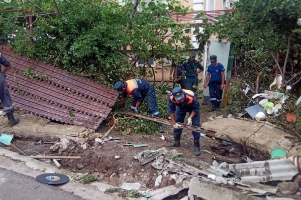 Разбор завалов после подтопления в Бахчисарайском районе Разбор завалов после подтопления в Бахчисарайском районе