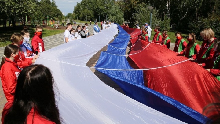 В Кемерове развернули 56-метровый триколор: как Кузбасс отмечает День Государственного флага