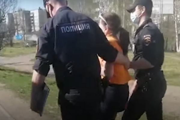 На место, где водитель остановил автобус, прибыла полиция На место, где водитель остановил автобус, прибыла полиция