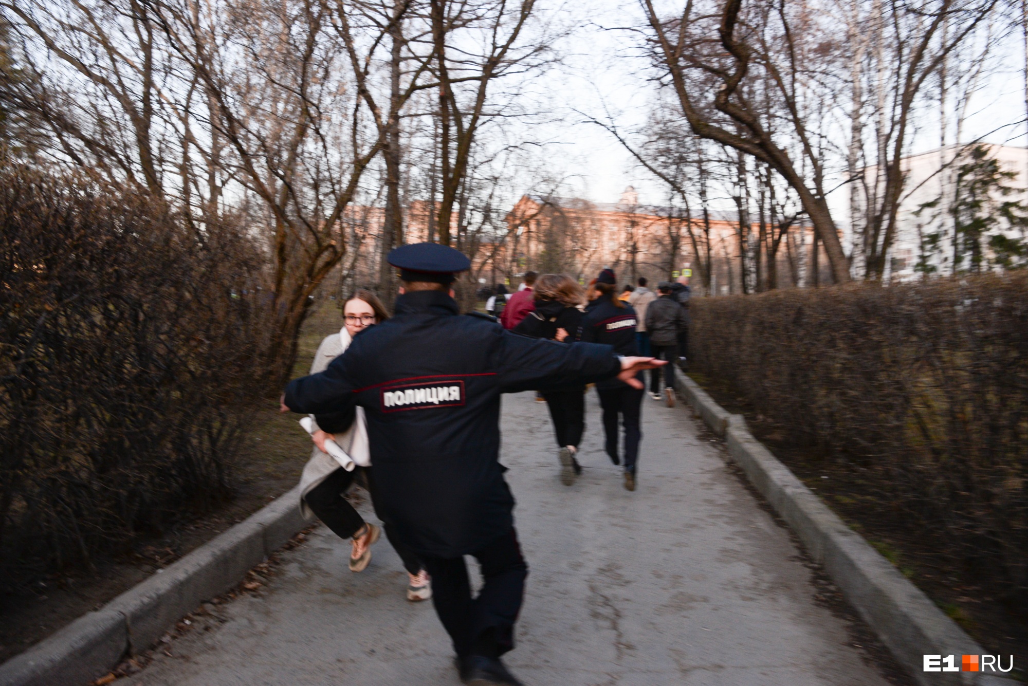 «Двух женщин перехватили, один плакат ушел кустами». Репортаж с акции в поддержку Навального в Екатеринбурге
