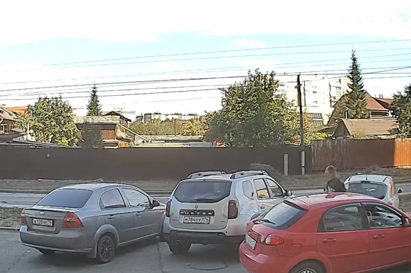 Колодцев было 4, крышку водитель украл только одну Колодцев было 4, крышку водитель украл только одну