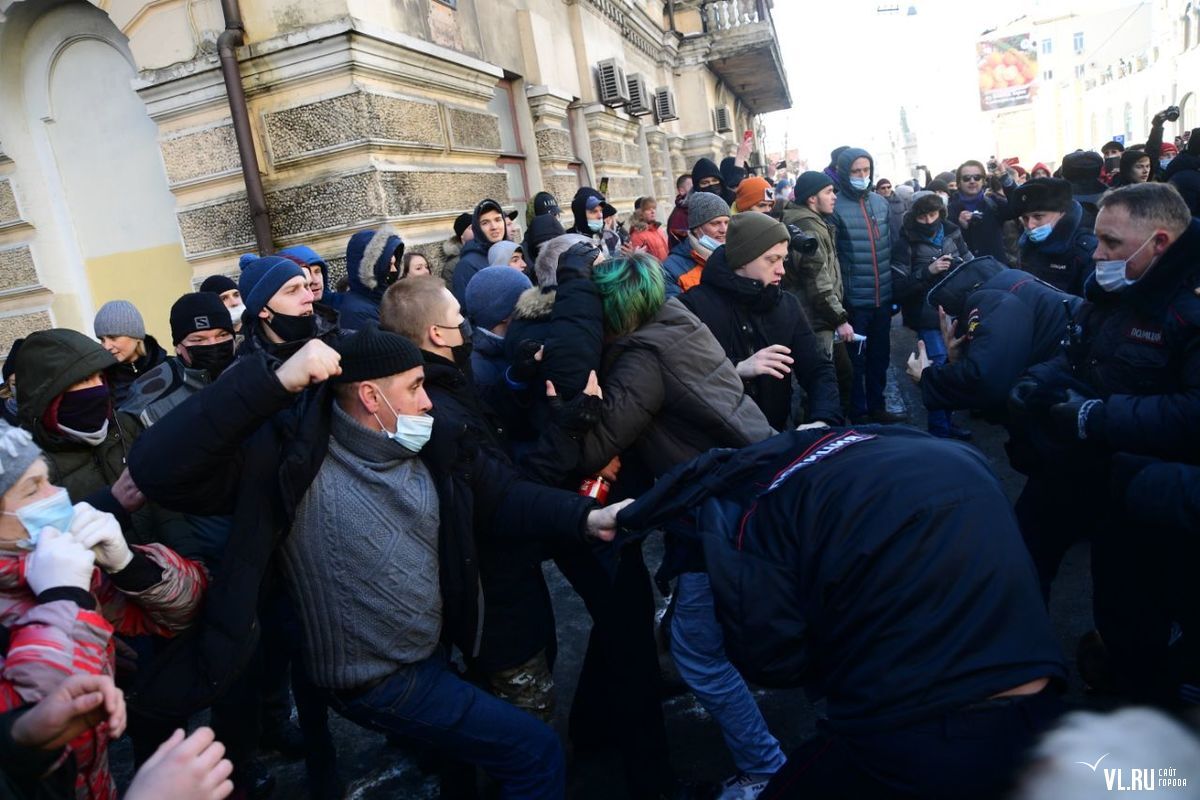 Нападение на питер. Протесты в Петербурге 23 января. Митинг. Митинги СПБ 2021. Протестующие в Питере.