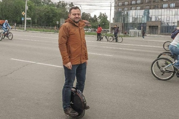 Депутат Горсовета постоянно передвигается на моноколесе Депутат Горсовета постоянно передвигается на моноколесе