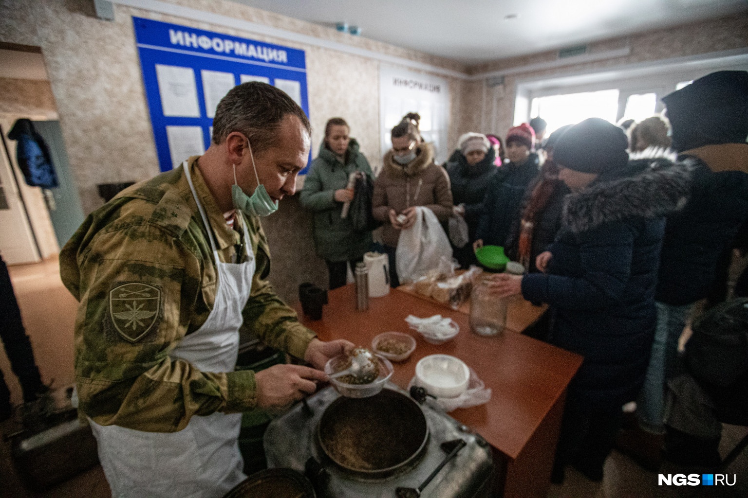 За горячим обедом подошло порядка 50 местных жителей За горячим обедом подошло порядка 50 местных жителей 