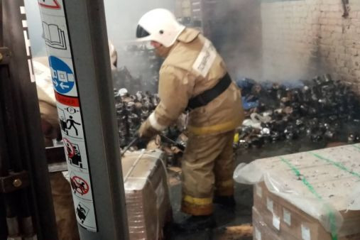 Огонь вспыхнул в складском помещении Огонь вспыхнул в складском помещении