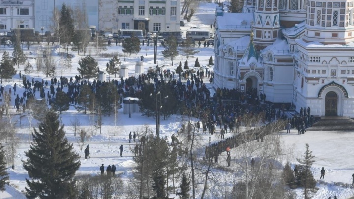 На несанкционированном митинге в Омске полицейские задержали 62 человека
