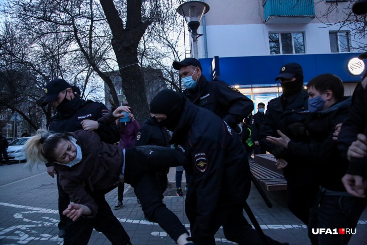 Вначале полицейские просили девушек надеть маску, а потом жестко задерживали Вначале полицейские просили девушек надеть маску, а потом жестко задерживали