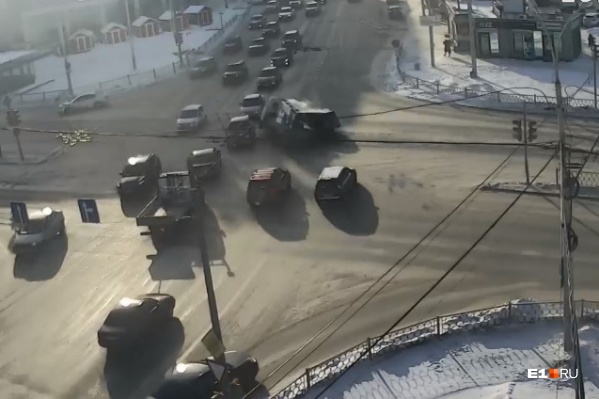 Удар был настолько сильный, что машины отлетели на соседние авто Удар был настолько сильный, что машины отлетели на соседние авто