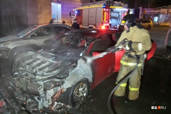 Автомобиль превратился в груду обгоревшего металла Автомобиль превратился в груду обгоревшего металла