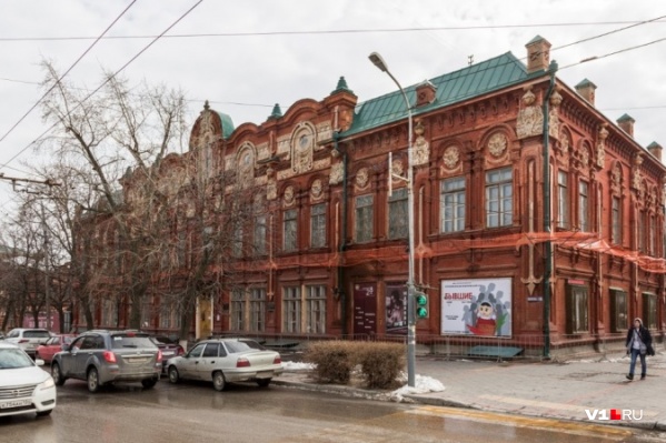 Как утверждают сотрудники театра, уже месяц с них требуют справку о наличии прививки Как утверждают сотрудники театра, уже месяц с них требуют справку о наличии прививки