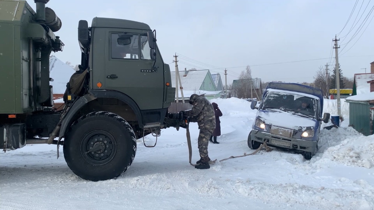 Военные машины пришли на помощь новосибирцам, застрявшим на дороге. Фото со  спасением | 12.02.2021 | Новосибирск - БезФормата