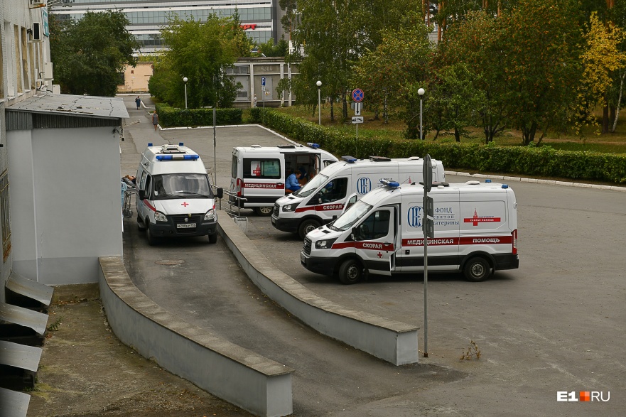 Скорые у приемного покоя 