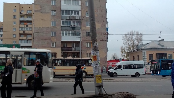 Власти прокомментировали состояние накренившейся опоры контактной сети в Кемерове