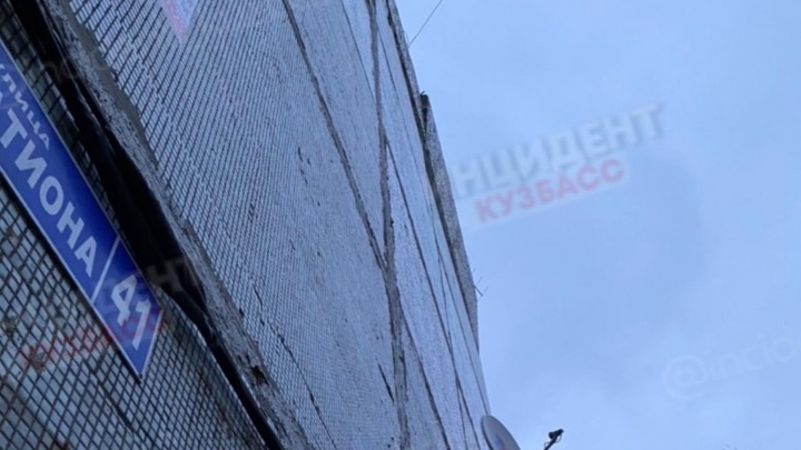 Есть риск обрушения: в кузбасском городе не могут отремонтировать аварийную крышу многоэтажки