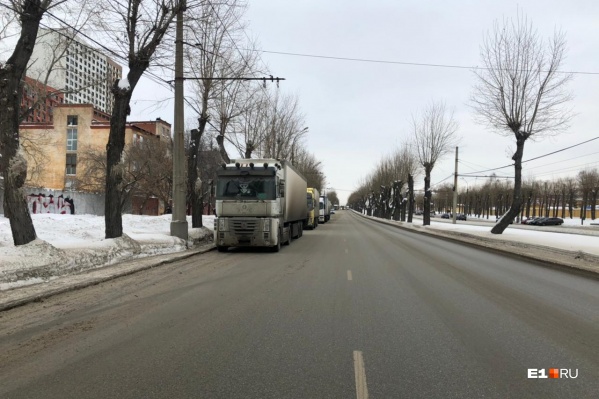 Чистить правую полосу проспекта мешают припаркованные фуры Чистить правую полосу проспекта мешают припаркованные фуры