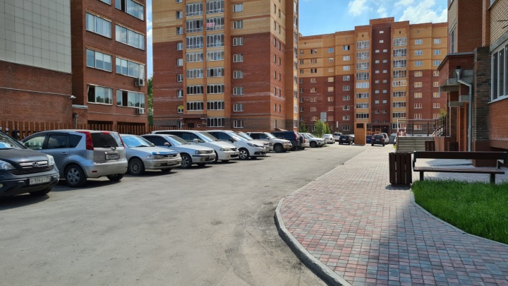 В Новосибирске у новостройки хотят «оттяпать» часть парковки ради еще одного нового дома