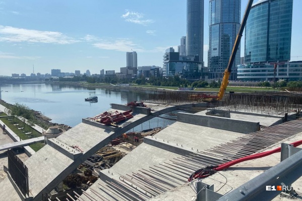 Полноценное автомобильное движение по мосту обещают запустить осенью 2021 года Полноценное автомобильное движение по мосту обещают запустить осенью 2021 года