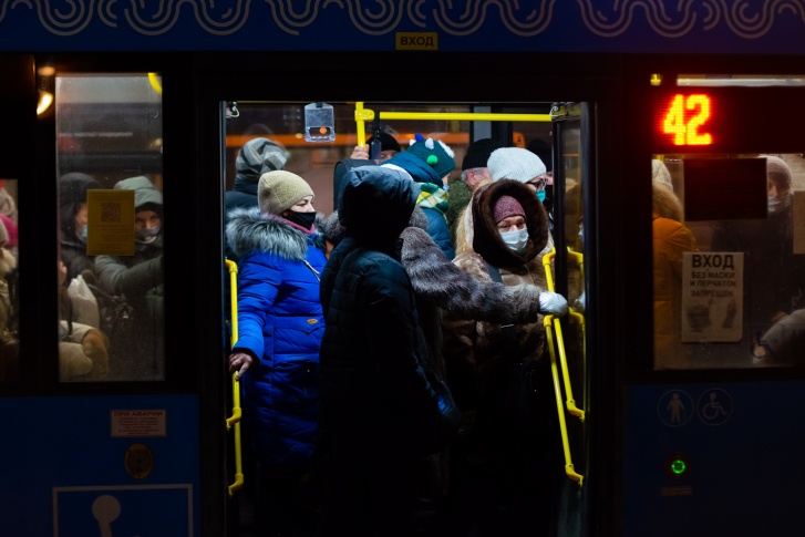 На переполненные автобусы в пандемию <a href="https://29.ru/text/transport/2021/10/12/70188203/" class="_" target="_blank">жалуются</a> многие жители Поморья