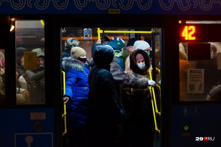 Среди причин, почему заболеваемость вновь растет, — нагрузка на общественный транспорт в морозы<br>
