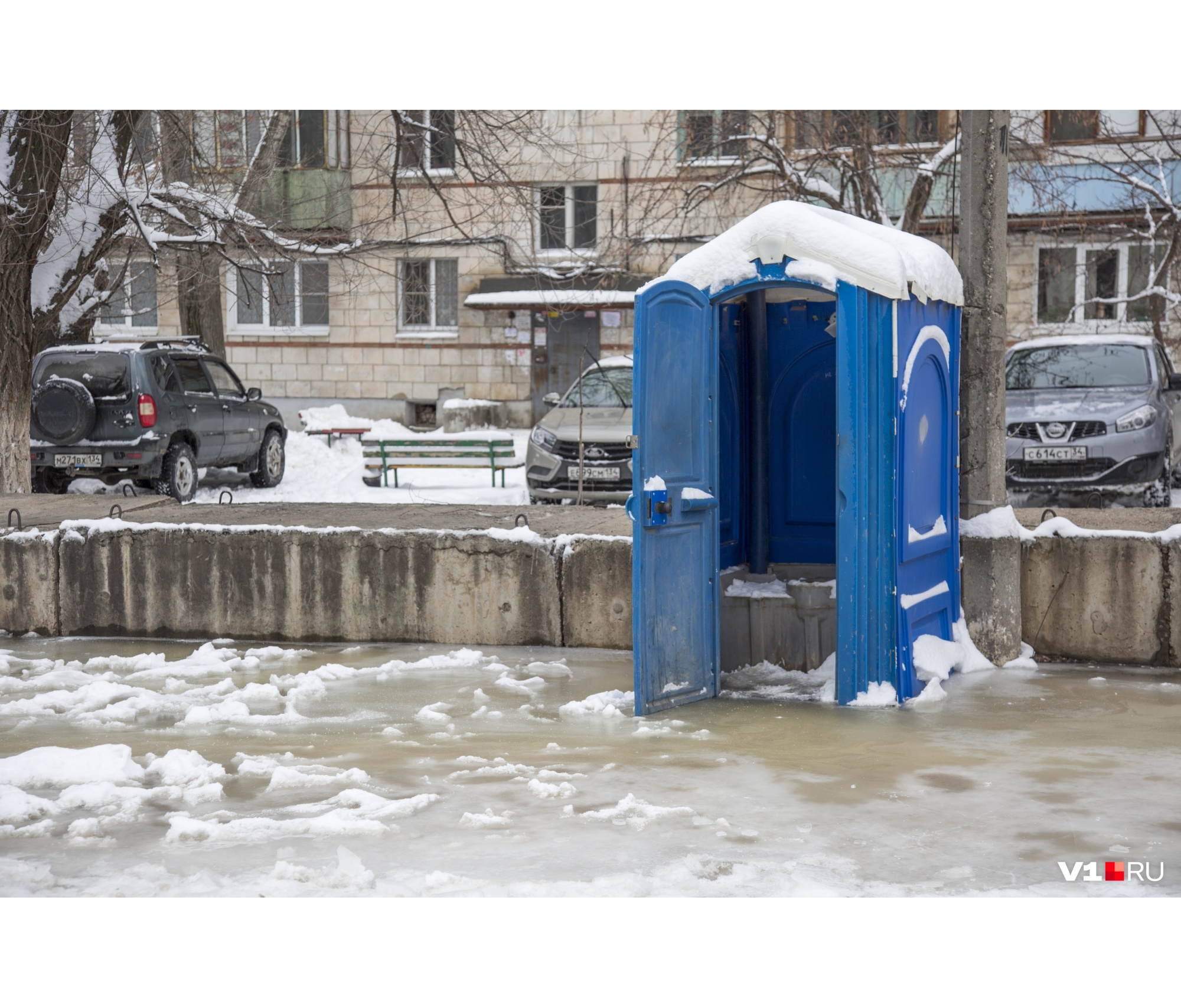 Уровень воды на улице можно оценить по степени затопления забытого арт-объекта Уровень воды на улице можно оценить по степени затопления забытого арт-объекта