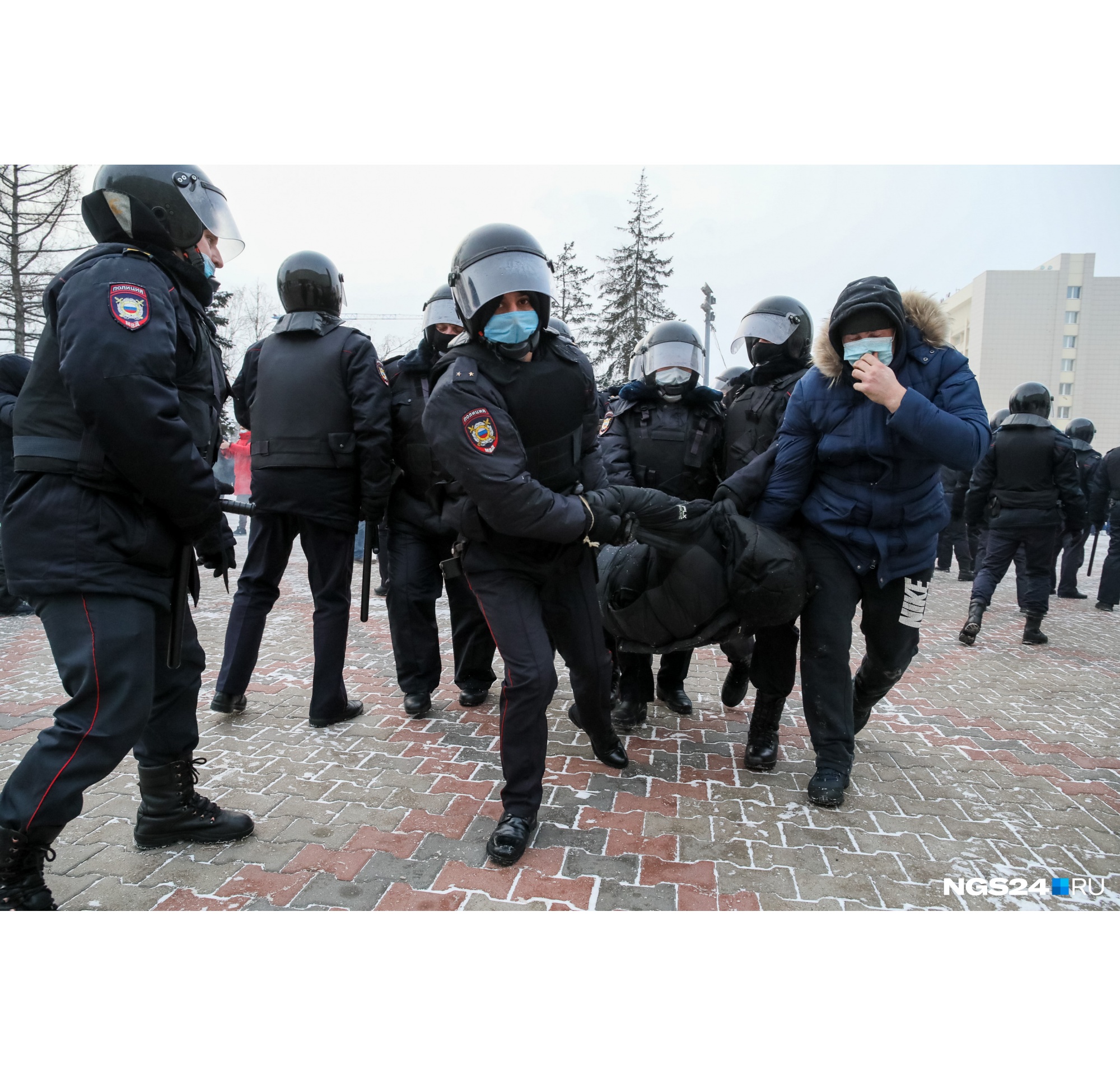 Помогали полицейским и сотрудники в штатском Помогали полицейским и сотрудники в штатском