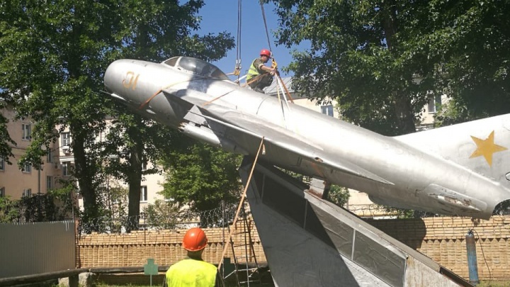 В Самаре демонтировали памятник истребителю МиГ-17