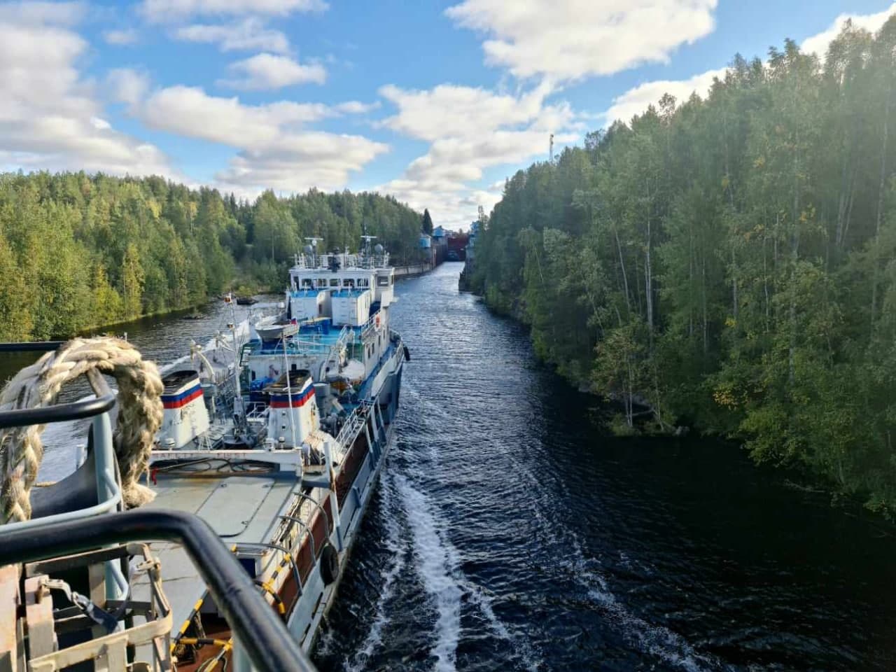 В Петербург плывёт будущий музей. Показываем, как старейшую советскую атомную подлодку К-3 вели через шлюзы