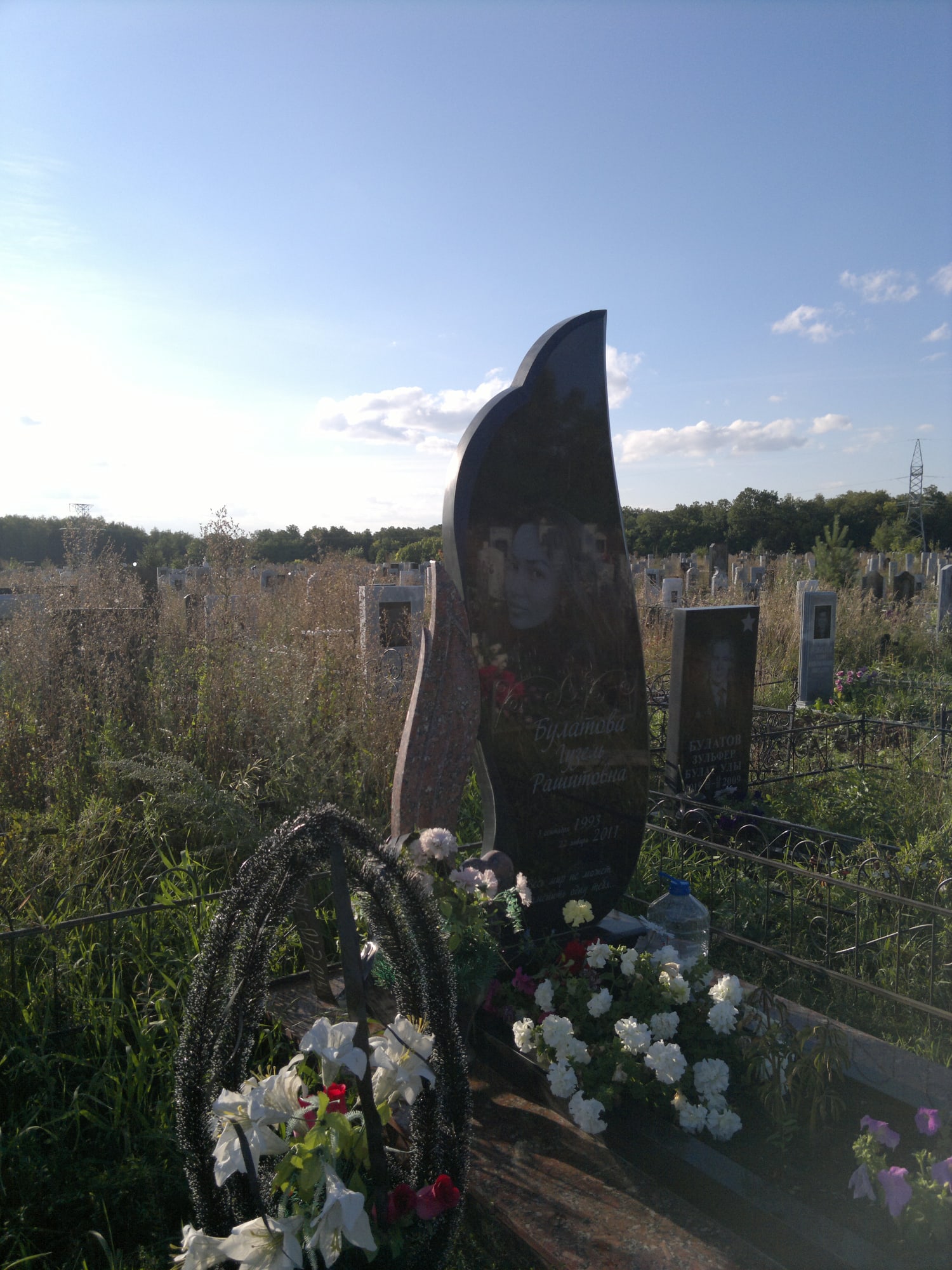 Могила Гузель на Южном кладбище. На ней всегда цветы: живые и искусственные Могила Гузель на Южном кладбище. На ней всегда цветы: живые и искусственные