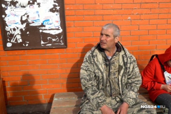 Подозреваемого мы встретили на лавочке недалеко от дома ветерана Подозреваемого мы встретили на лавочке недалеко от дома ветерана