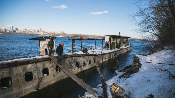 Приставы бессильны: что происходит с огромной затонувшей баржей в центре Красноярска