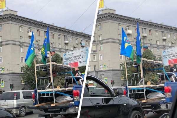 На кровати поместились двое взрослых мужчин На кровати поместились двое взрослых мужчин