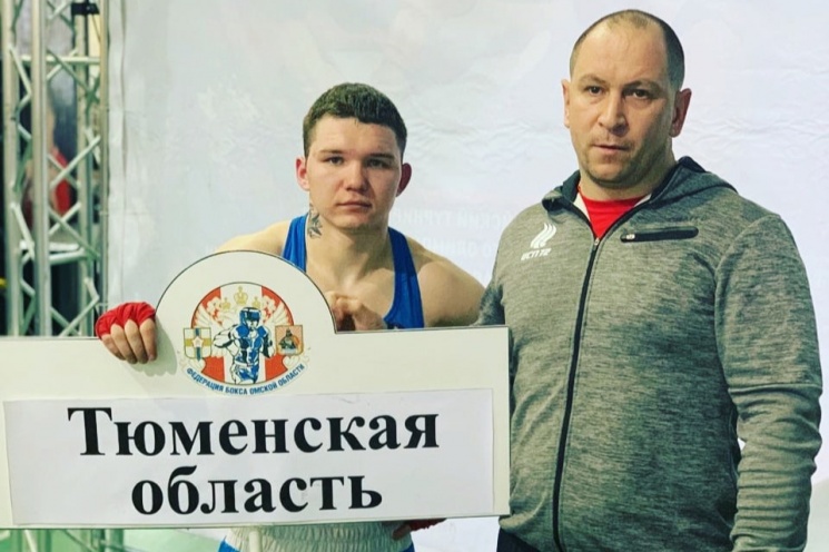 Илья Медведев (слева) родом из Туртаса. Он — мастер спорта по боксу и участник многих турниров. На фото справа — его тренер Дмитрий Косенко