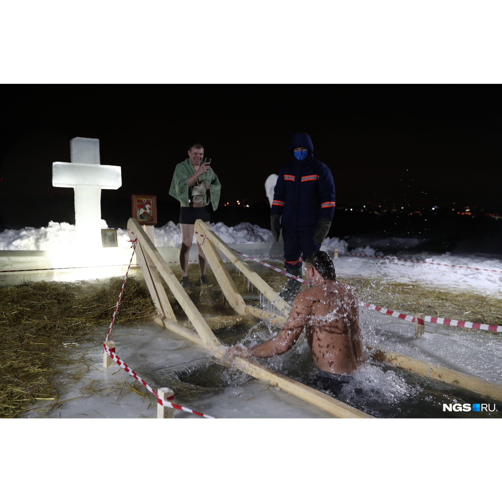Уже искупавшиеся новосибирцы фотографируют и снимают на видео своих растерянных друзей Уже искупавшиеся новосибирцы фотографируют и снимают на видео своих растерянных друзей