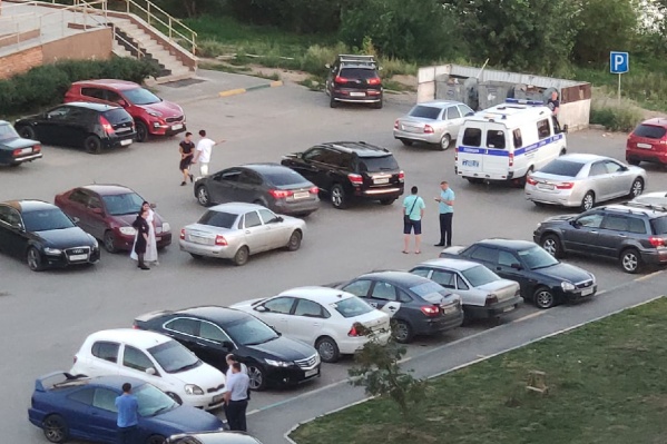 Полицейские и следователи опрашивают людей в окрестностях Лесобазы Полицейские и следователи опрашивают людей в окрестностях Лесобазы