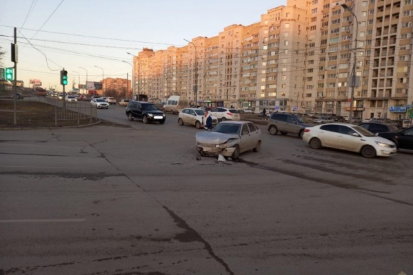 Авария произошла на пересечении Второй Продольной и Менделеева Авария произошла на пересечении Второй Продольной и Менделеева