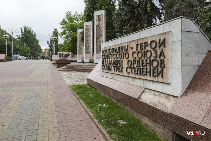 Обвалившиеся плиты облицовки на мемориале Аллеи Героев уже несколько лет привлекают внимание туристов и горожан