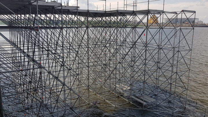 Десять водолазов устанавливают сцену на Нижневолжской набережной