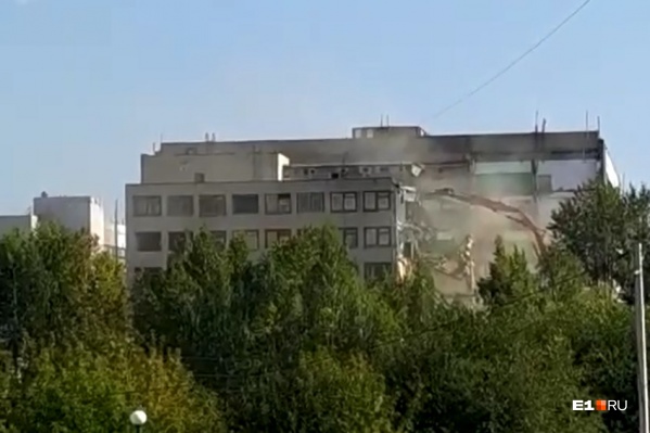 Огромное здание завода начали сносить Огромное здание завода начали сносить