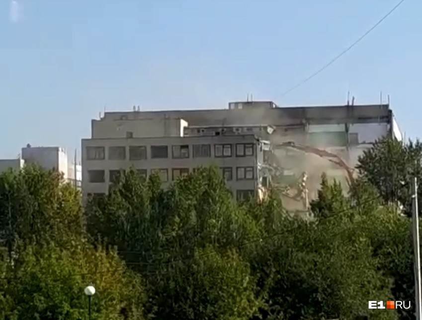 На Уктусе начали сносить здание крупного завода. Видео