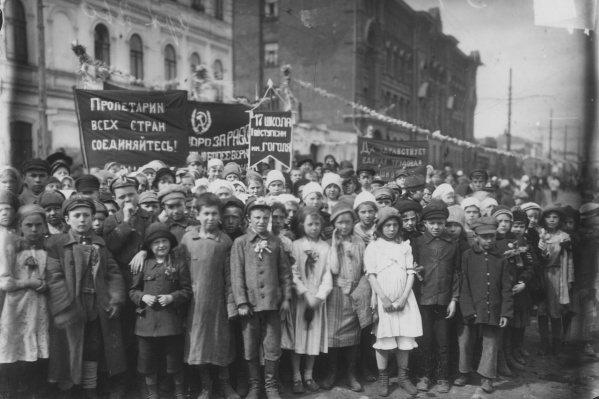 30 апреля 1923 года. Оставшиеся в живых после страшного <a href="https://63.ru/text/gorod/2020/01/27/66457567/" target="_blank" class="_">голода</a> 1921–1922 годов в Поволжье дети на праздничной демонстрации выглядят маленькими взрослыми 30 апреля 1923 года. Оставшиеся в живых после страшного <a href="https://63.ru/text/gorod/2020/01/27/66457567/" target="_blank" class="_">голода</a> 1921–1922 годов в Поволжье дети на праздничной демонстрации выглядят маленькими взрослыми