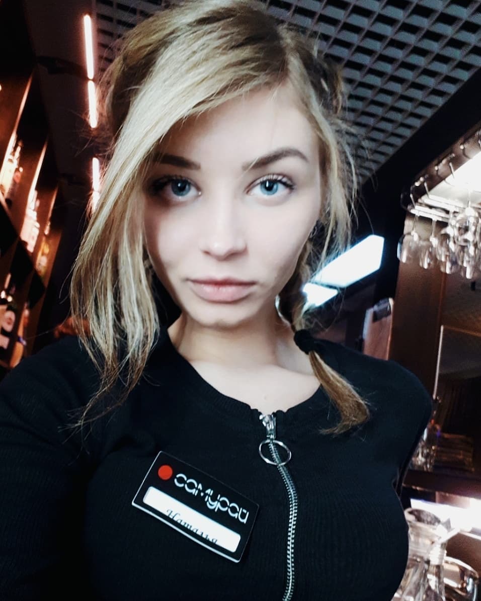 Пострадавшая — 24-летняя Наталья Климова, в течение нескольких лет она работает в сети кафе. Сейчас девушка находится в больнице. Пострадавшая — 24-летняя Наталья Климова, в течение нескольких лет она работает в сети кафе. Сейчас девушка находится в больнице.