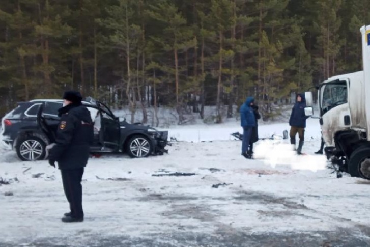 От удара одну из машин выкинуло с трассы От удара одну из машин выкинуло с трассы