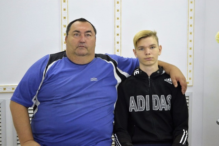 Эдуард Евсеев со своим сыном-инвалидом, к которым в частный дом пришла квитанция с огромным перерасчетом