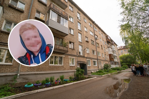 Мальчик дружил с ребятами из соседних дворов Мальчик дружил с ребятами из соседних дворов