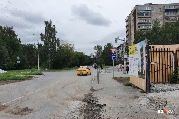 В том месте, где машина поворачивает направо (на улицу Бардина), будет установлен светофор В том месте, где машина поворачивает направо (на улицу Бардина), будет установлен светофор