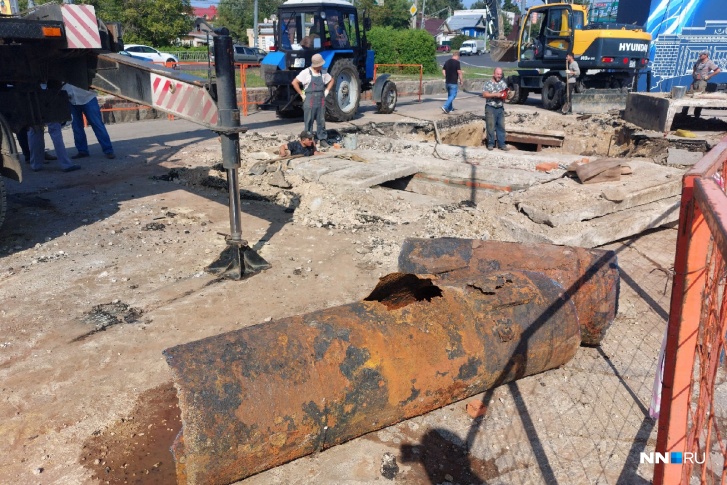 Поврежденная труба на Советской площади Поврежденная труба на Советской площади
