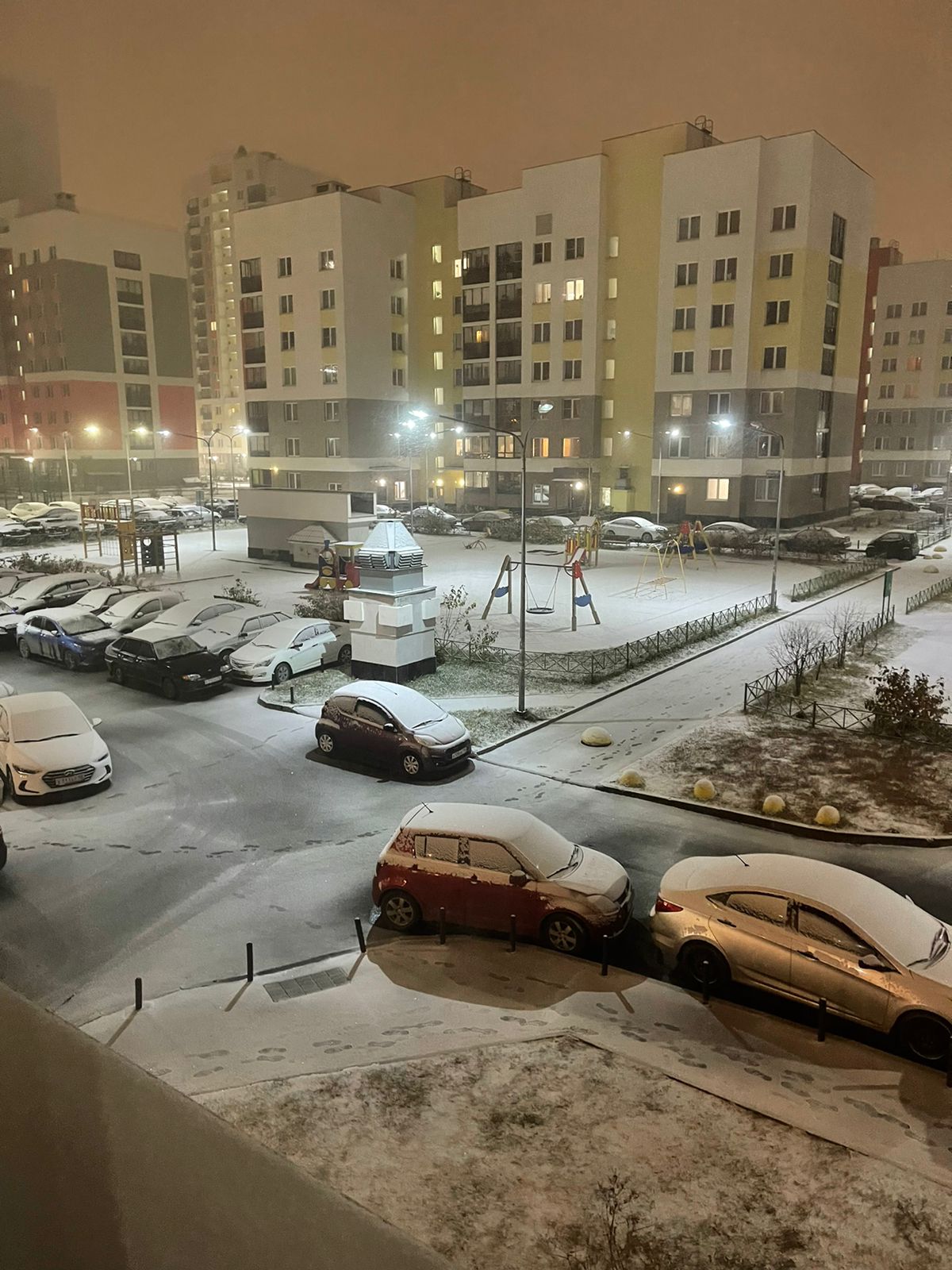 Зима близко. Показываем, как Екатеринбург накрыло снегом: онлайн-репортаж