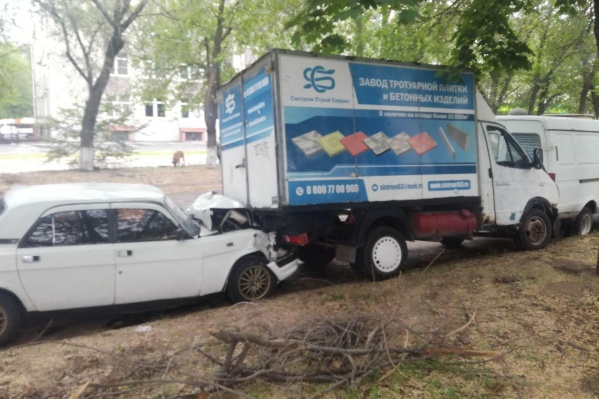 Автомобилист протаранил припаркованные авто Автомобилист протаранил припаркованные авто
